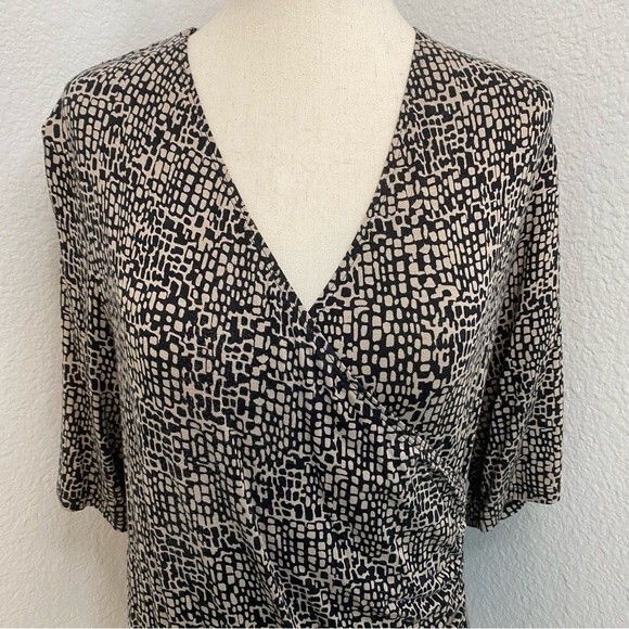 Dana Buchman Wrap Front Ruche Short Sleeve Abstract Black Tan Blouse Top Sexy XL - Picture 2 of 8
